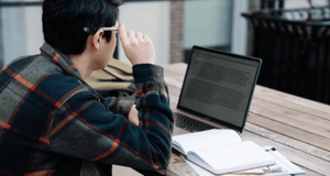 Foto de un hombre realizando una investigacion open source en su laptop