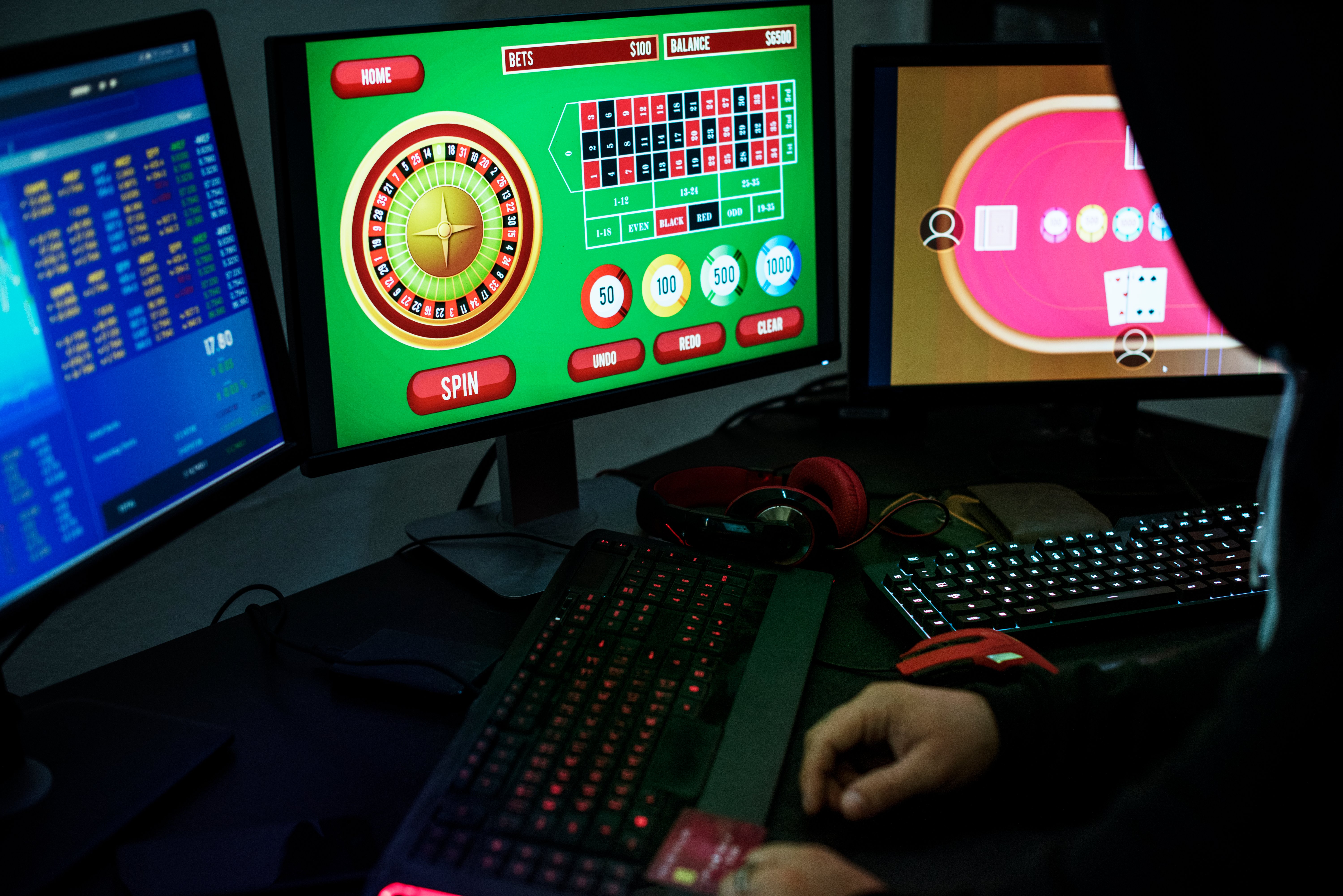 Persona que participa en apuestas en línea mostrando ruletas virtuales y juegos de cartas, simbolizando la naturaleza multiplataforma de las operaciones ilegales de apuestas digitales.